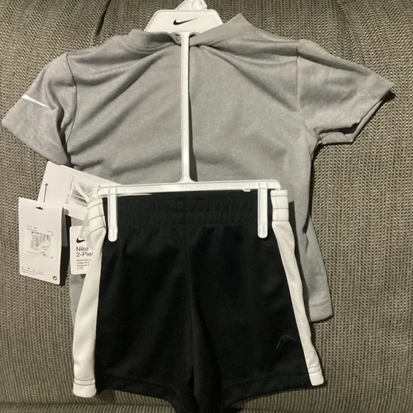 Nike Boys' Toddler 2T Dri-FIT Swoosh T-Shirt & Shorts, 2-Piece Set, Grey & Black - Picture 3 of 7